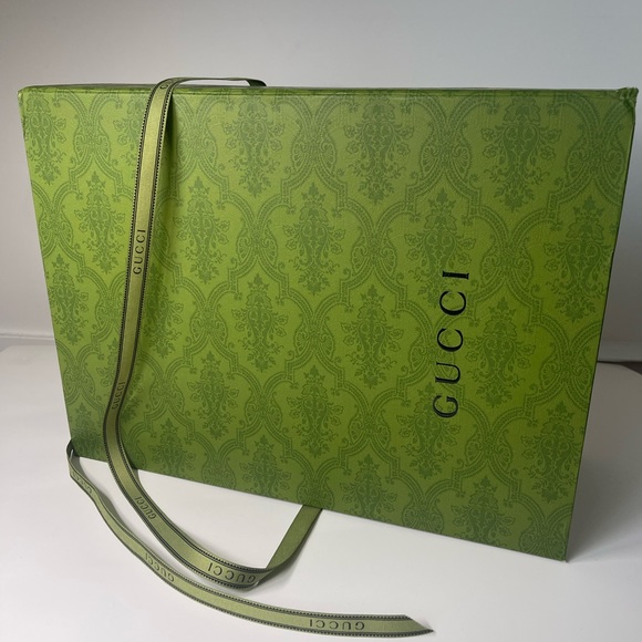 New Gucci large green Gift Box with silk ribbon 37.5cm x 28cm x 15cm - Picture 4 of 4